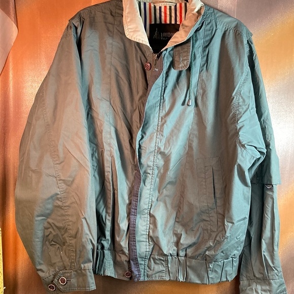 Vintage 90’s London fog windbreaker. Olive green with...